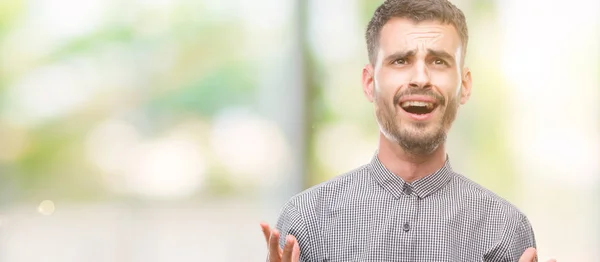 Homem Jovem Hipster Louco Louco Gritando Gritando Com Expressão Agressiva — Fotografia de Stock