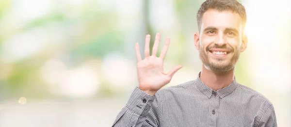 Joven Hipster Hombre Mostrando Apuntando Hacia Arriba Con Los Dedos — Foto de Stock