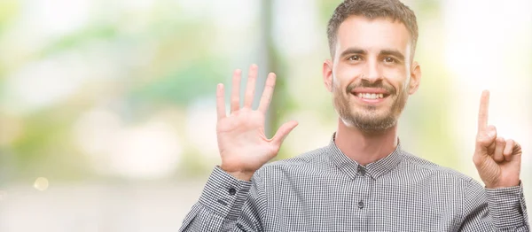 Pemuda Hipster Muncul Dan Menunjuk Atas Dengan Jari Nomor Enam — Stok Foto