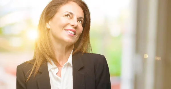 Middelbare Leeftijd Vrouw Dragen Jas Denken Het Opzoeken Van Uiten — Stockfoto