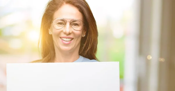 Middelbare Leeftijd Vrouw Dragen Van Wollen Trui Koele Glazen Houden — Stockfoto