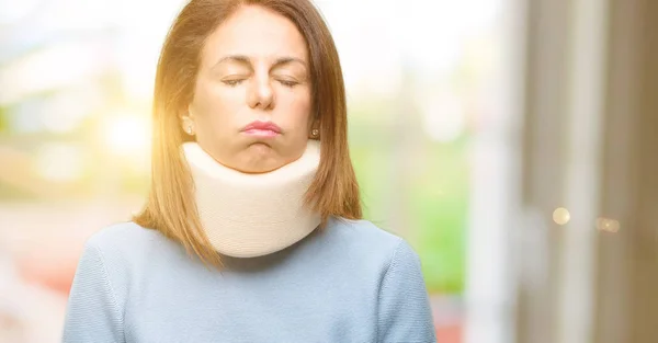 Verletzte Frau Trägt Halsband Mit Schläfrigem Gesichtsausdruck Ist Überlastet Und — Stockfoto