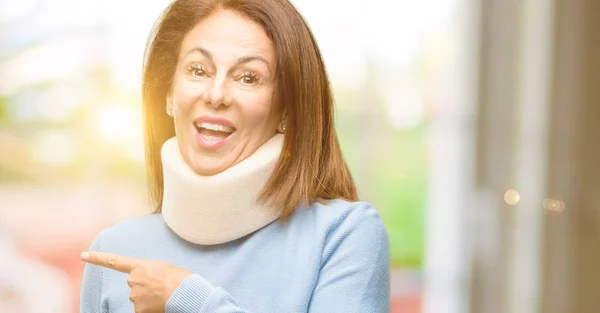 Verletzte Frau Trägt Halsband Das Mit Finger Seitlich Wegzeigt — Stockfoto