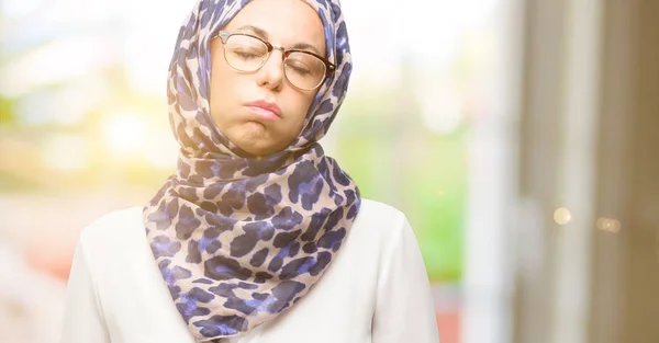 Średnim Wieku Emiraty Muzułmanka Noszenie Hidżabu Sennym Wyrażenie Jest Przemęczony — Zdjęcie stockowe