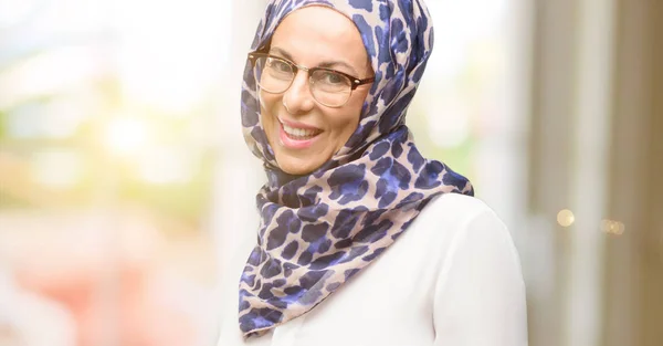 中年穆斯林阿拉伯妇女戴着面纱自信和快乐的大自然微笑邀请进入 — 图库照片