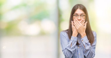 Genç güzel İspanyol iş kadını elle hata için ağız kapsayan şok. Gizli kavramı.