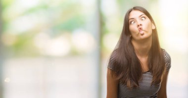 Genç güzel İspanyol kadın yapma balık yüz dudaklı, çılgın ve komik bir jest. Komik ifade.