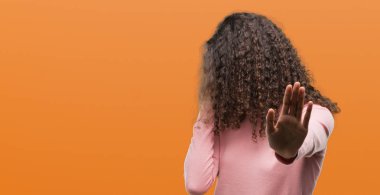 Güzel genç İspanyol kadın kapsayan güneş gözlüğü takıyor gözleri ile el ve stop jest ile acı ve korku ifadesi. Utandım ve negatif kavramı.