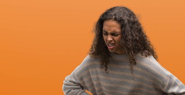 Güzel genç İspanyol kadın giyiyor çizgili süveter mide üzerinde el ile çünkü hazımsızlık, ağrılı hastalık hasta hissediyor. Ağrısı kavramı.