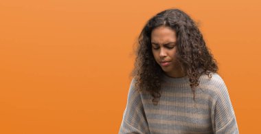 Güzel genç İspanyol kadın giyiyor çizgili süveter mide üzerinde el ile Çünkü mide bulantısı, ağrılı hastalık hasta hissediyor. Ağrısı kavramı.