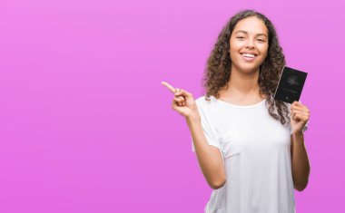 Avustralya pasaportu çok mutlu el ve parmak ile tarafına işaret tutan genç İspanyol kadın