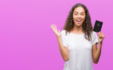 Pasaport büyük gülümseme ile çığlık zaferini kutluyor ve ellerini kaldırdı Avustralya çok mutlu ve heyecanlı, kazanan ifade tutan genç İspanyol kadın