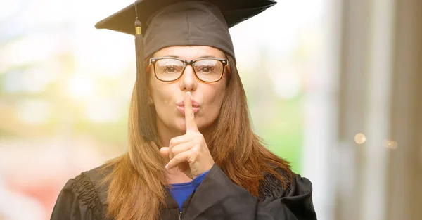 シニア大学院生の女性の唇に人差し指を静かにするように求めます 沈黙と秘密の概念 — ストック写真