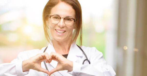 Doktor Kadın Tıbbi Profesyonel Mutlu Gösteren Aşk Elinde Kalp Ile — Stok fotoğraf