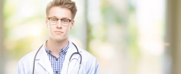 Jovem Médico Loiro Bonito Com Uma Expressão Confiante Rosto Inteligente — Fotografia de Stock