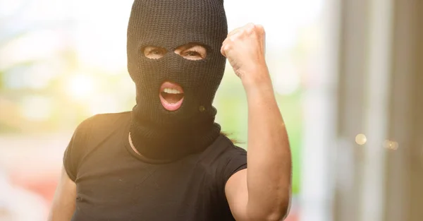 Inbrottstjuv Terrorism Kvinna Bär Balaclava Ski Mask Irriterad Och Arg — Stockfoto