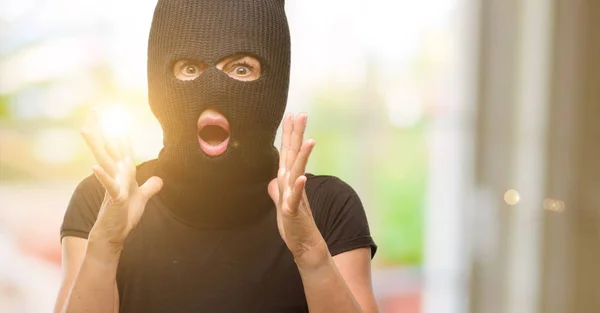 窃贼的恐怖妇女穿着巴拉克拉瓦滑雪面具压力保持双手头上 吓坏了恐慌 — 图库照片