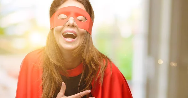 Kırmızı Maske Cape Kendinden Emin Mutlu Bir Büyük Doğal Gülümseme — Stok fotoğraf