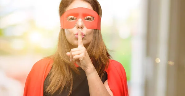 Mujer Superhéroe Mediana Edad Con Máscara Roja Capa Con Dedo —  Fotos de Stock
