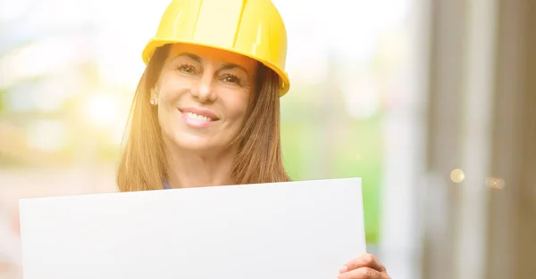 Ingenjör Konstruktion Arbetaren Kvinna Som Håller Tom Reklam Banner Bra — Stockfoto