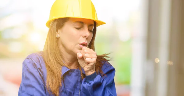 工程师建筑工作者妇女病和咳嗽 遭受哮喘或支气管炎 医学概念 — 图库照片
