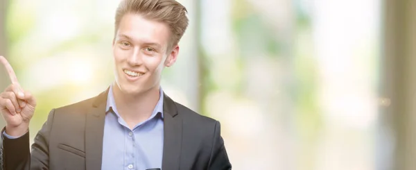 Joven Hombre Rubio Guapo Mirando Través Los Prismáticos Muy Feliz —  Fotos de Stock