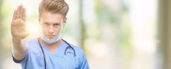 Joven Guapo Médico Rubio Con Mano Abierta Haciendo Stop Sign — Foto de Stock