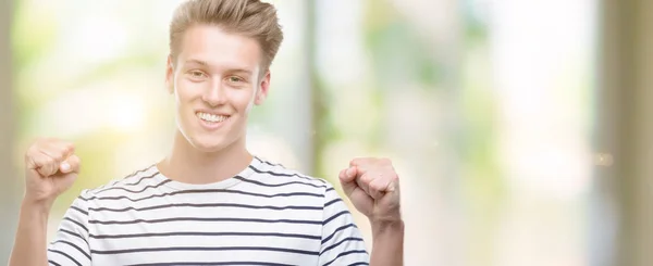 Joven Hombre Guapo Rubio Con Rayas Marinero Camiseta Gritando Orgulloso — Foto de Stock