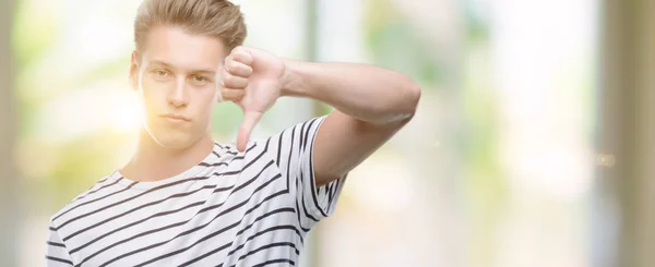Genç Yakışıklı Sarışın Adam Kızgın Yüzü Eksi Işareti Aşağı Antipati — Stok fotoğraf