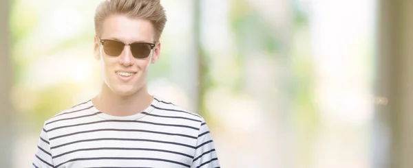 Genç Yakışıklı Sarışın Adam Ayakta Diş Gösterilen Kendine Güvenen Bir — Stok fotoğraf