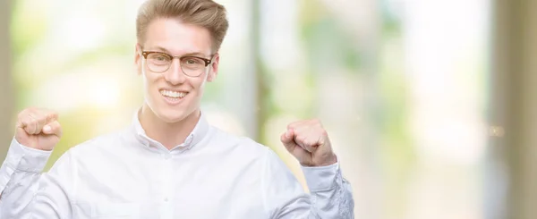 Genç Yakışıklı Sarışın Adam Kutluyor Şaşırttı Başarı Için Kaldırdı Kollarını — Stok fotoğraf