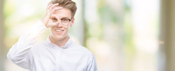 Jonge Knappe Blonde Man Doen Gebaar Met Hand Glimlachen Oog — Stockfoto