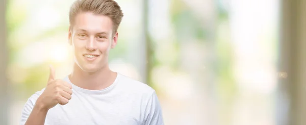 Jonge Knappe Blonde Man Blij Met Grote Glimlach Doen Teken — Stockfoto