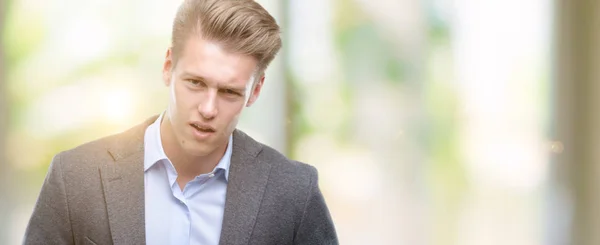 Ung Vacker Blond Business Man Med Handen Magen Eftersom Matsmältningsbesvär — Stockfoto