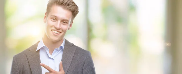 Joven Hombre Negocios Rubio Guapo Alegre Con Una Sonrisa Cara —  Fotos de Stock