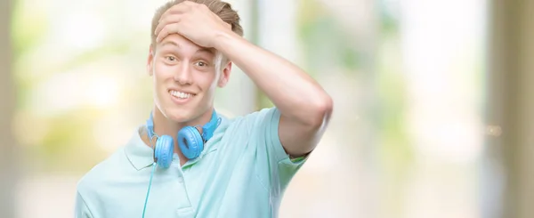 Junger Schöner Blonder Mann Mit Laptop Gestresst Mit Der Hand — Stockfoto