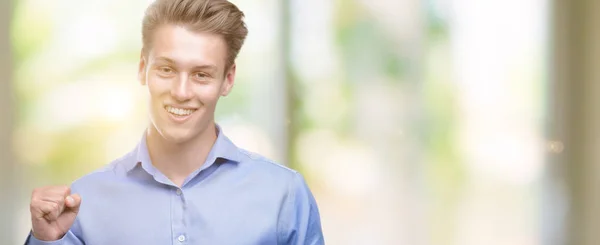 Young Handsome Blond Man Using Smartphone Screaming Proud Celebrating Victory — Stock Photo, Image