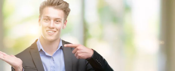 Młody Przystojny Biznes Blond Człowiek Bardzo Szczęśliwy Wskazując Dłoni Palców — Zdjęcie stockowe