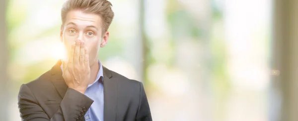 Junger Hübscher Blonder Geschäftsmann Bedeckt Mund Mit Hand Geschockt Vor — Stockfoto