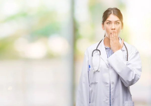 Młody Lekarz Hiszpanin Kobieta Pokrywa Usta Ręką Szoku Wstydem Błąd — Zdjęcie stockowe