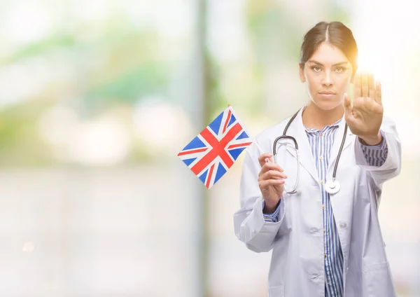 Young Hispanic Doctor Woman Holding Flag United Kingdom Open Hand — Stock Photo, Image