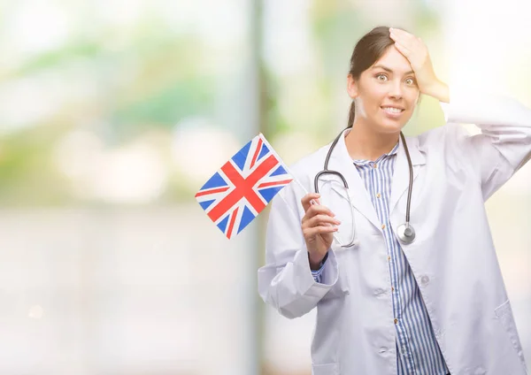 Joven Doctora Hispana Sosteniendo Bandera Del Reino Unido Acentuada Con —  Fotos de Stock
