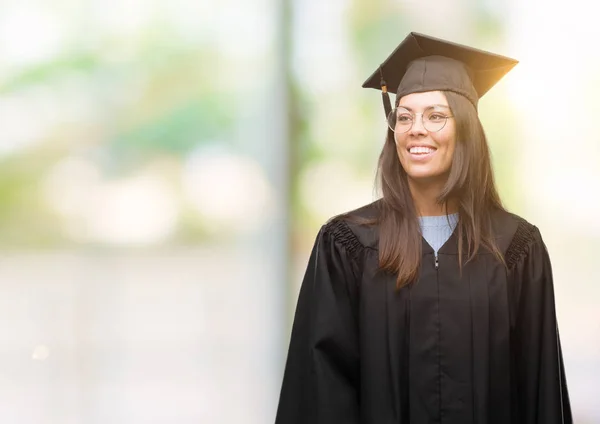 年轻的西班牙裔女子身穿毕业帽和制服 脸上带着微笑 表情自然 笑的自信 — 图库照片