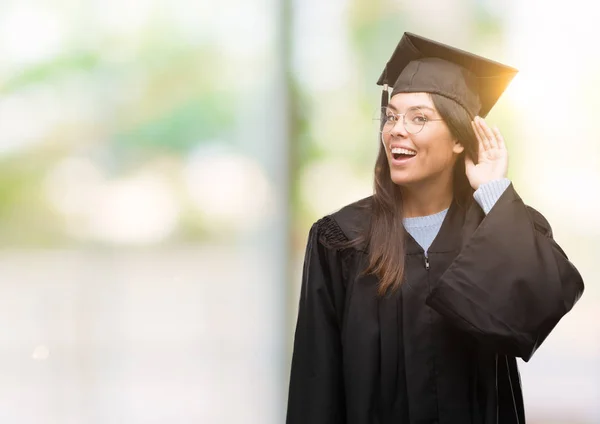 Giovane Donna Ispanica Indossa Cappello Graduato Uniforme Sorridente Con Mano — Foto Stock