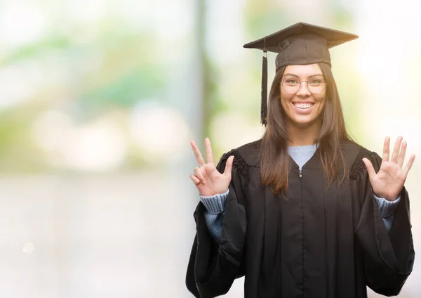 Mujer Hispana Joven Con Gorra Graduada Uniforme Mostrando Señalando Hacia — Foto de Stock