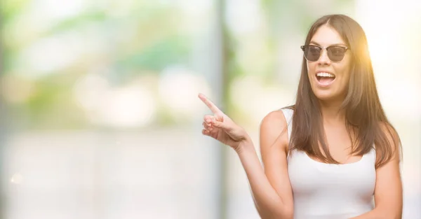 Giovane Bella Ispanico Indossa Occhiali Sole Con Grande Sorriso Sul — Foto Stock