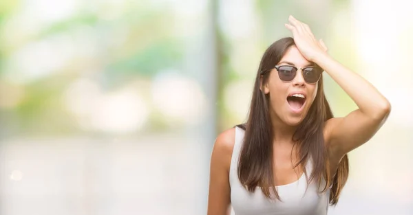 Junge Schöne Hispanische Mit Sonnenbrille Überrascht Mit Der Hand Auf — Stockfoto