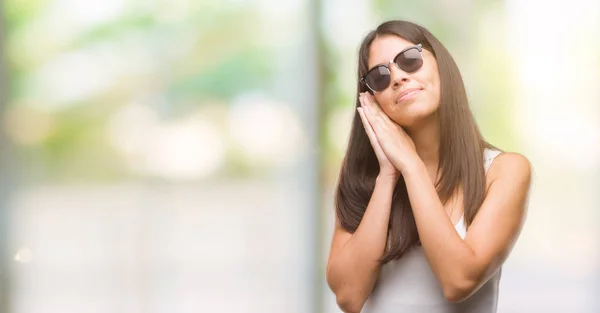 Junge Schöne Spanierin Mit Sonnenbrille Schläft Müde Träumend Und Posiert — Stockfoto
