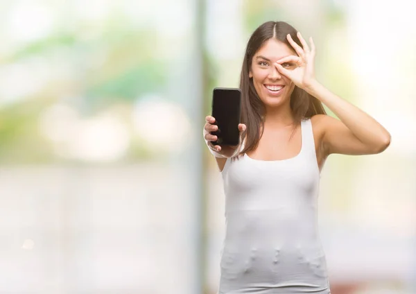 Mladé Krásné Hispánský Zobrazeno Smartphone Šťastný Obličej Úsměvem Dělá Znamení — Stock fotografie