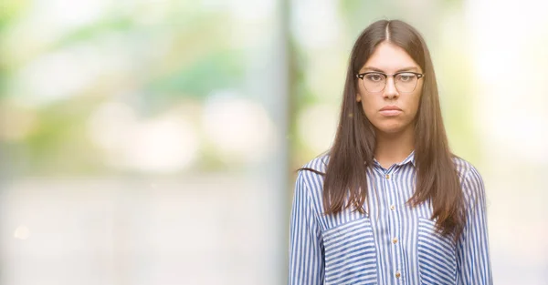 Wanita Bisnis Hispanik Muda Dengan Ekspresi Serius Wajah Sederhana Dan — Stok Foto